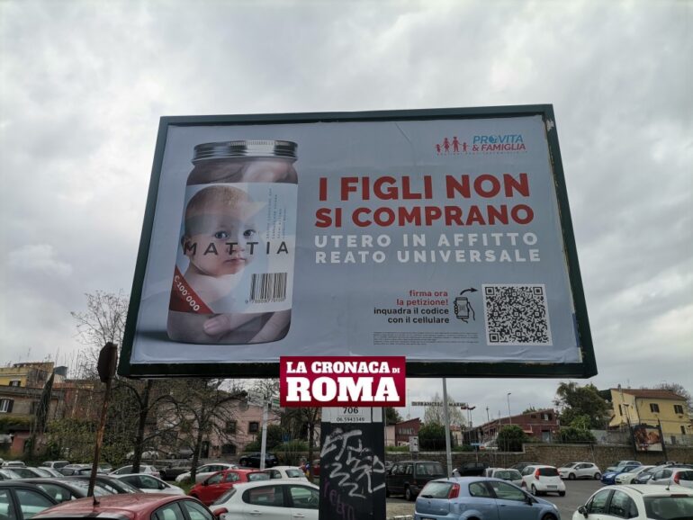 Utero in affitto reato universale. I manifesti nella capitale fanno discutere