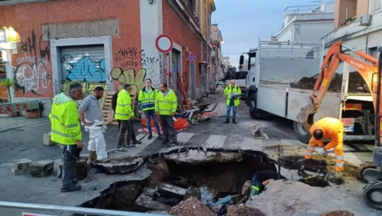 Voragine a Torpignattara: quartiere senz’acqua e disagi al traffico