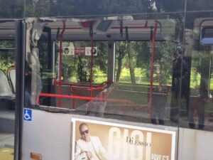 Roma Bayer, autobus distrutto dai tifosi tedeschi: “Lo ripaghino”