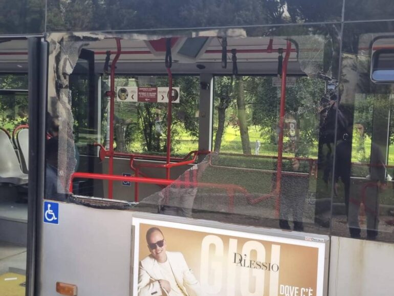 Roma Bayer, autobus distrutto dai tifosi tedeschi: “Lo ripaghino”