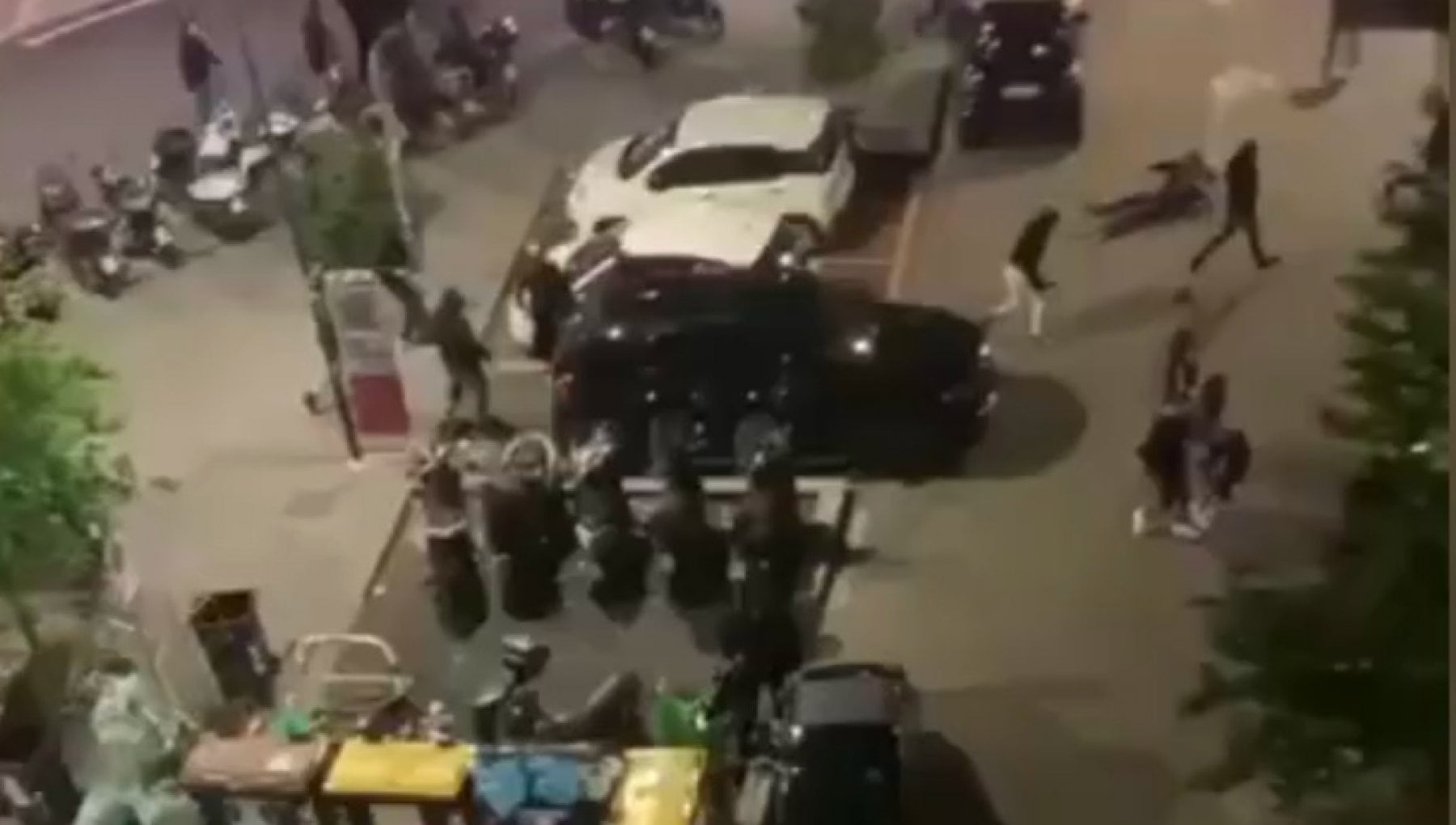 tifosi del napoli aggrediti a roma piazza bologna