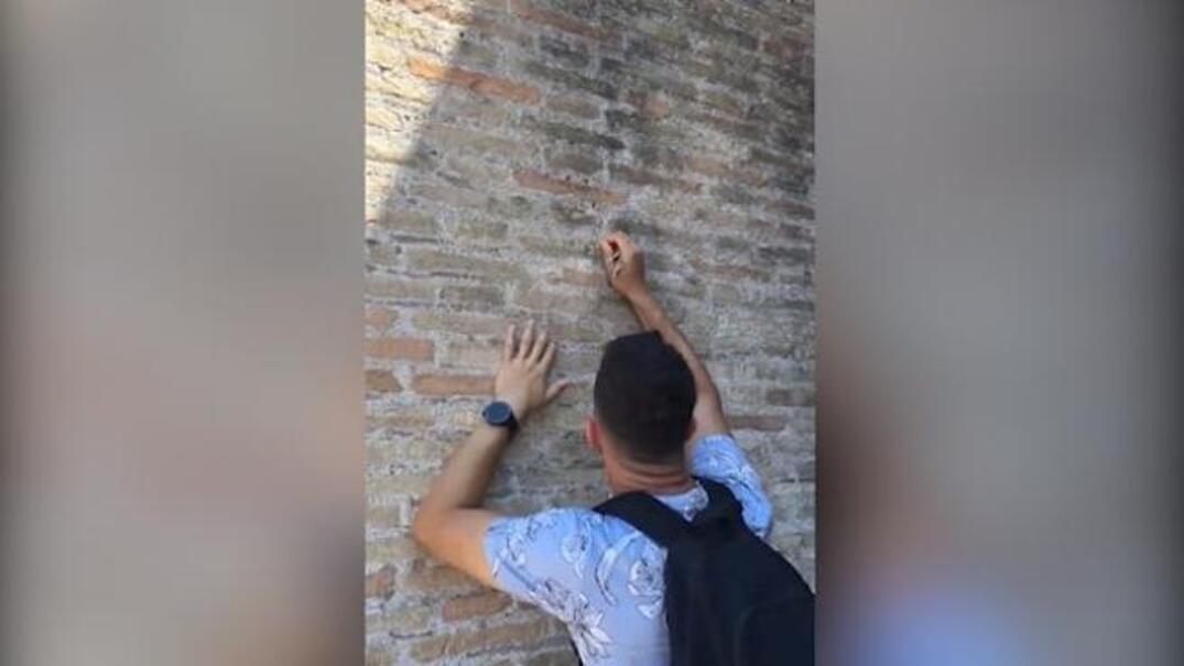 Turista vandalo al Colosseo