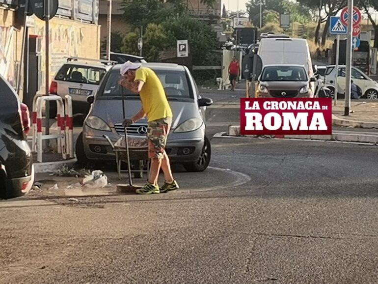 Roma, consigliere pulisce la strada e la foto diventa virale