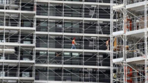 Bimbo travolto da ponteggio: tragedia a Ostia