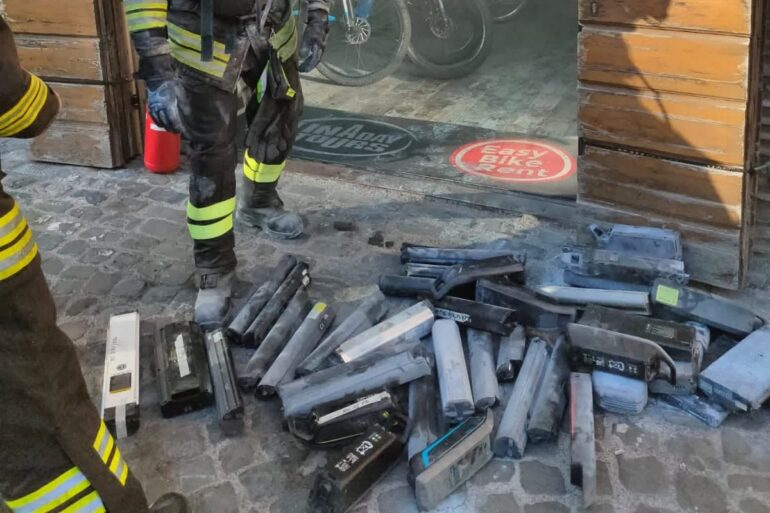 Circo Massimo, negozio di biciclette distrutto per le batterie al litio