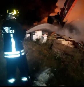 Incendio a Ponte Mammolo, in fiamme discarica abusiva