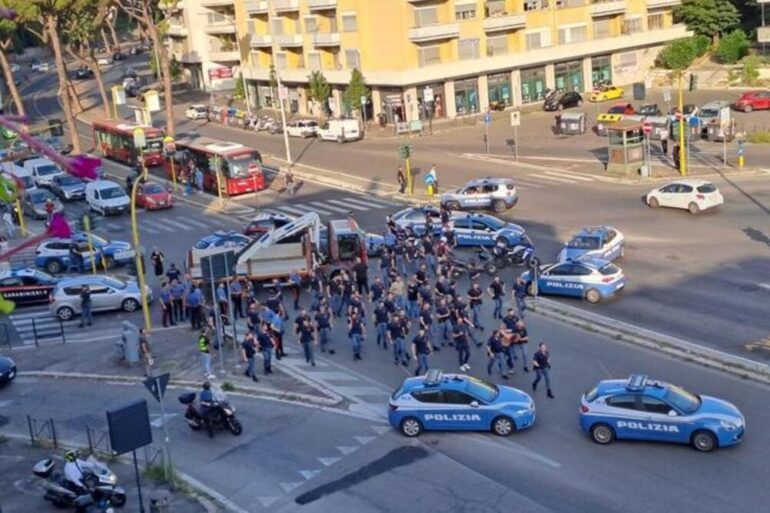 Maxi inseguimento sul Raccordo, in cella il folle responsabile: “Siamo ostaggi dei marziani”