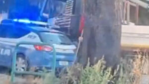Maxi inseguimento dopo lancio di oggetti: scene da film sul Raccordo (VIDEO)
