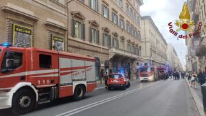 Ultima Ora: incendio a Via del Corso, squadre di vigili e panico in strada