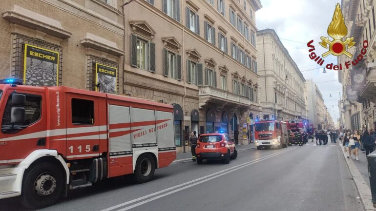 Ultima Ora: incendio a Via del Corso, squadre di vigili e panico in strada