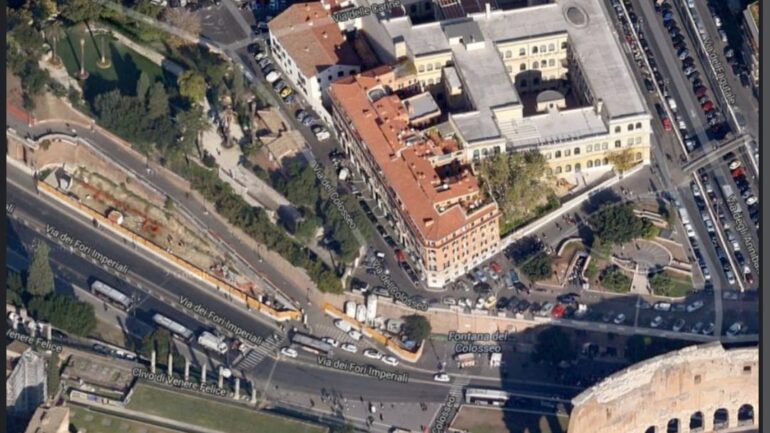 Colosseo: la via dove i Romani eludono le strisce blu