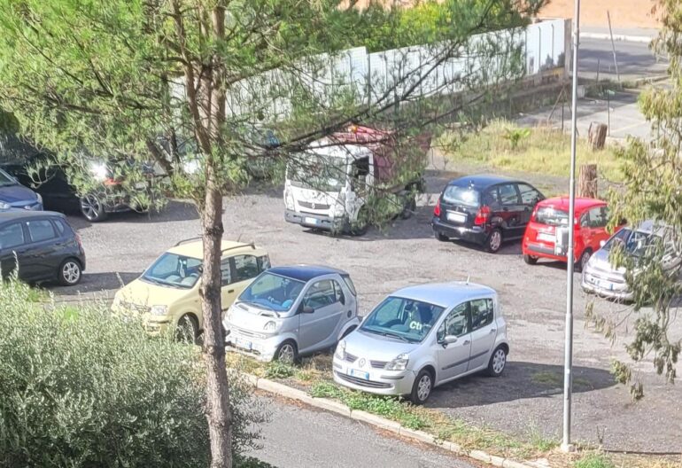 Roma, operatori dell’Ama inguattati dentro le case popolari. Mezzo rotto oppure altro?