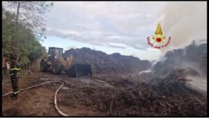 Incendio a Malafede, Vigili del Fuoco al lavoro per domare l’intenso fumo