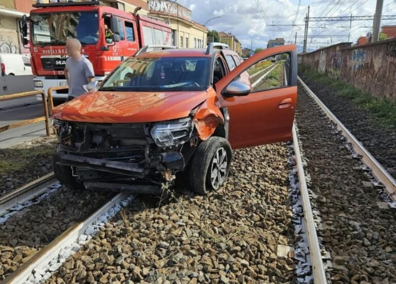 Incidente al Pigneto. Macchina finisce sui binari del Trenino