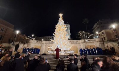 Dior presenta l'albero di Natale