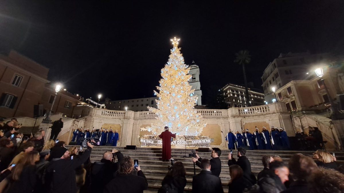 Dior presenta l'albero di Natale