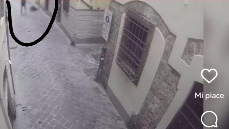 Firenze aggressione anziano. Un vile picchia selvaggiamente un signore 70enne. Video