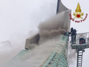 Frascati, la parrocchia Sant’Andrea Apostolo prende fuoco