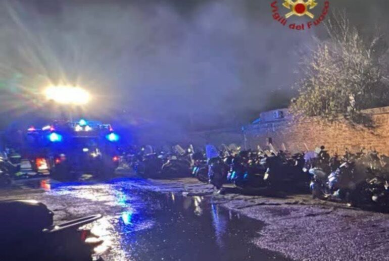 Cronaca Roma, A Torpignattara a fuoco 15 motorini. Indaga la Polizia