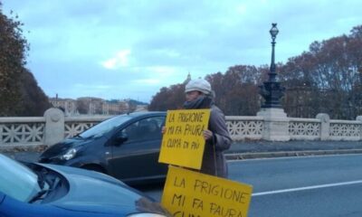 Attivisti per il clima bloccano il traffico su Ponte Mazzini
