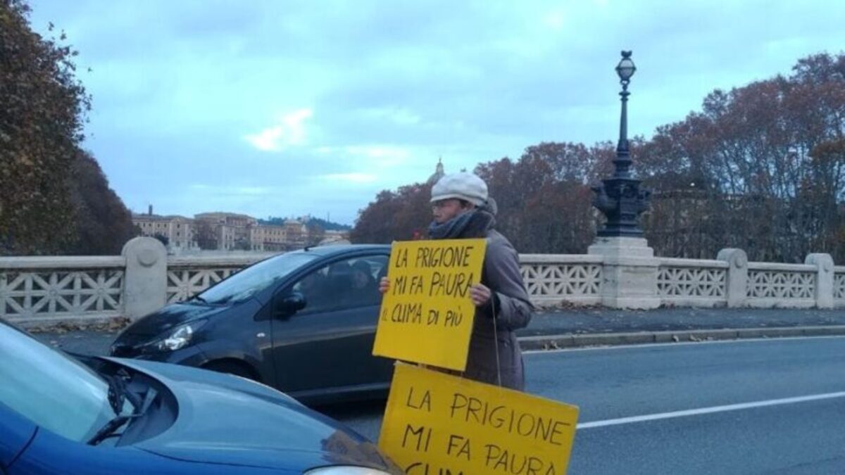 Attivisti per il clima bloccano il traffico su Ponte Mazzini