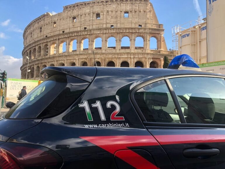 Un uomo affamato si rivolge ai carabinieri e loro gli fanno la spesa nel giorno dell’Epifania