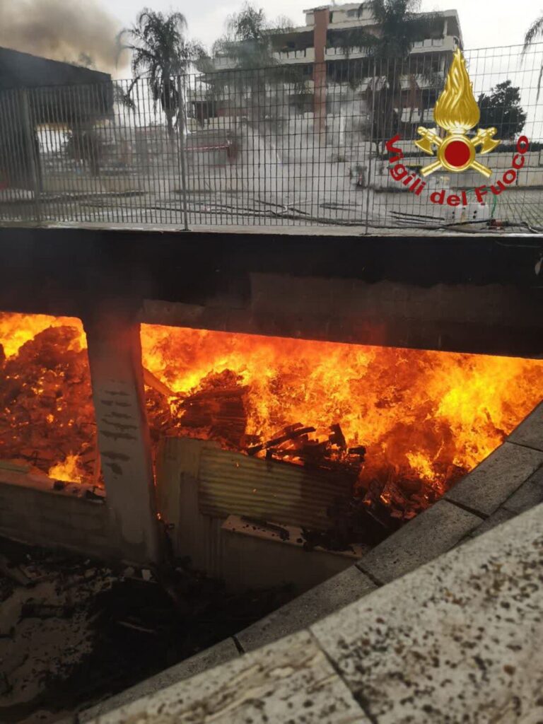 Incendio a Mezzocammino. Brucia un’autorimessa. Panico nella zona e famiglie evacuate