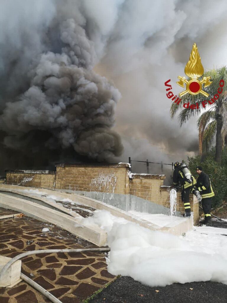 Stamattina dimentica la sigaretta sul balcone e va tutto a fuoco