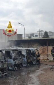 Furgoncini dei rifiuti in fiamme. Ancora le chiamiamo coincidenze?