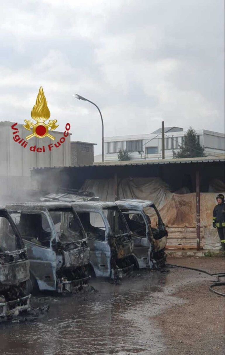 Furgoncini dei rifiuti in fiamme. Ancora le chiamiamo coincidenze?