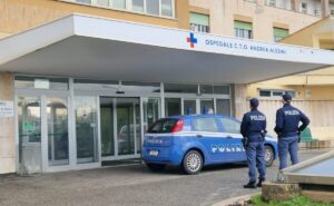 Basta parcheggiatori abusivi a Roma. La Polizia ne becca altri 5 davanti agli ospedali. Uno stava anche agli “arresti”