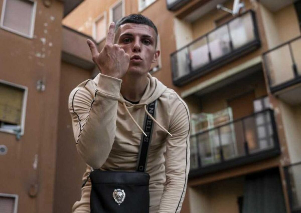 Rhove a processo per il video di una canzone: il rapper bloccò il traffico di Milano con le bici