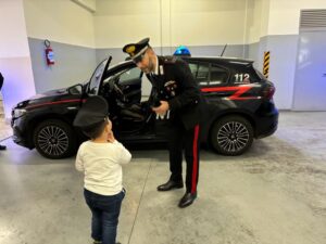 Bambino per compleanno vuole visitare la caserma dei Carabinieri. Il comportamento dei militari è esemplare