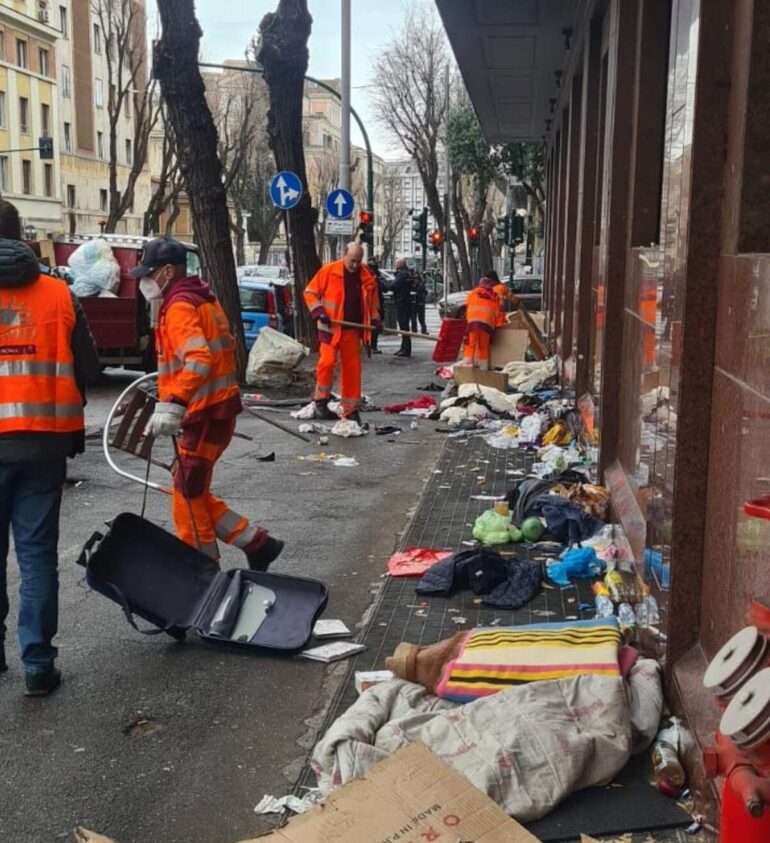 Cronaca Roma, All’Esquilino Vigili e Ama ripuliscono lo schifo di viale Manzoni