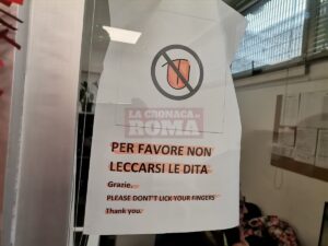 ‘Per favore non leccarsi le dita’. Lo strano cartello dentro l’ufficio pubblico