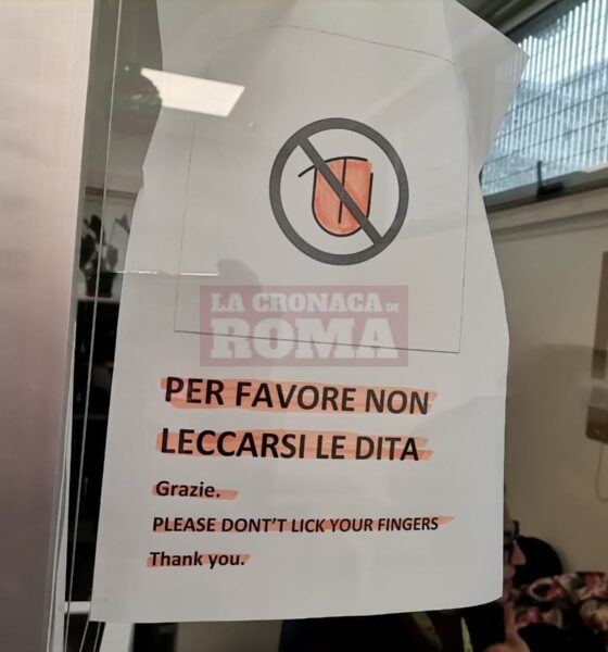 ‘Per favore non leccarsi le dita’. Lo strano cartello dentro l’ufficio pubblico
