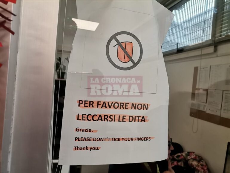 ‘Per favore non leccarsi le dita’. Lo strano cartello dentro l’ufficio pubblico