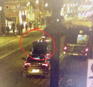 Entrava nella ztl col portellone alzato. La polizia becca il furbetto dei varchi elettronici