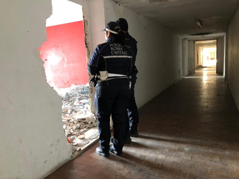 Laurentino 38, Polizia sgombera gli abusivi dalle abitazioni