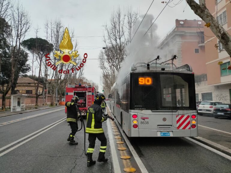 Incendio via Nomentana. Fiamme sul Filobus 90 e panico fra i passeggeri