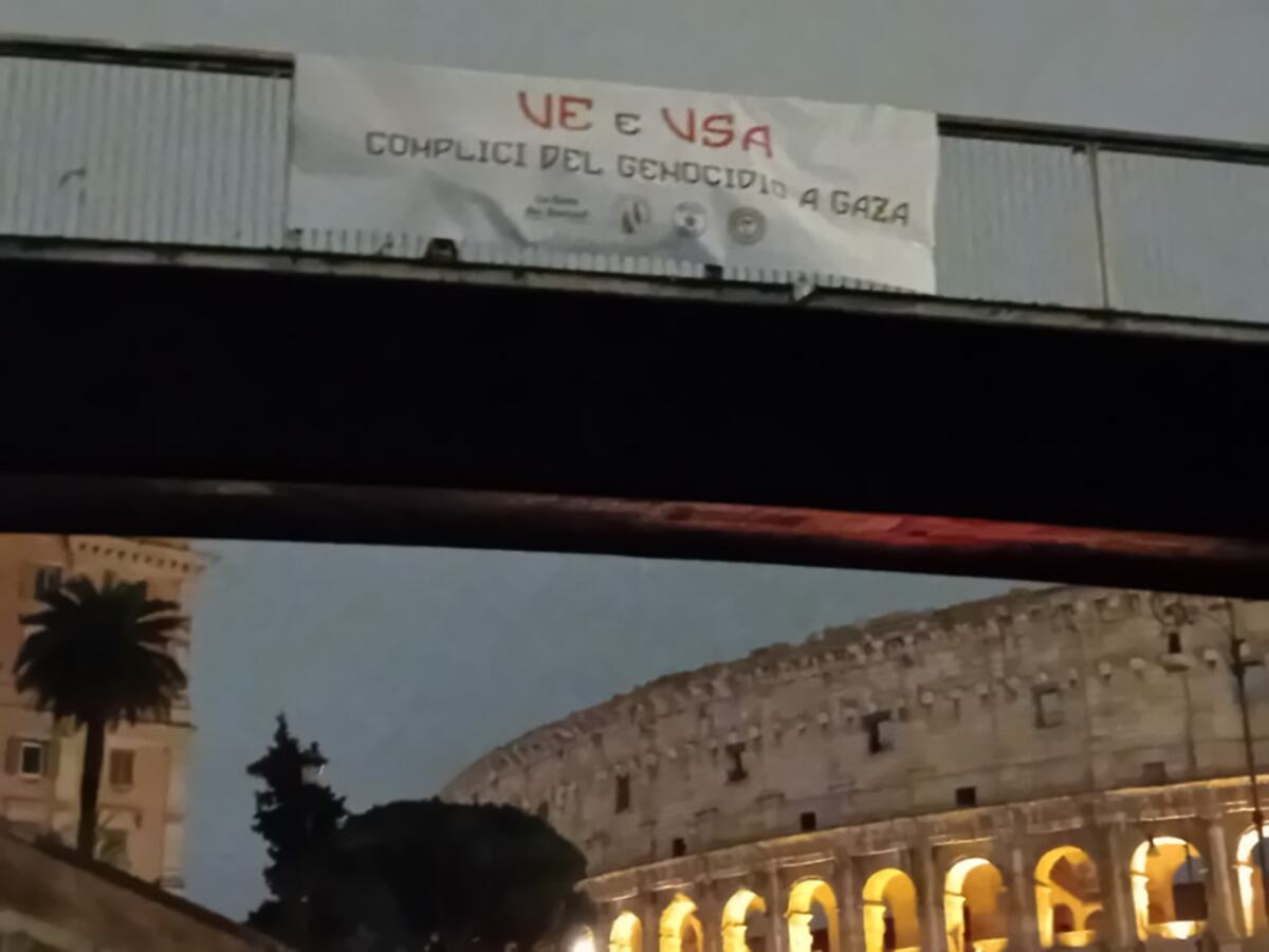 Striscione al Colosseo