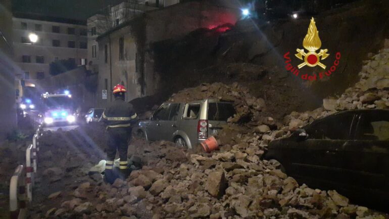 Paura a Trastevere. Crolla un muro alto 6 metri