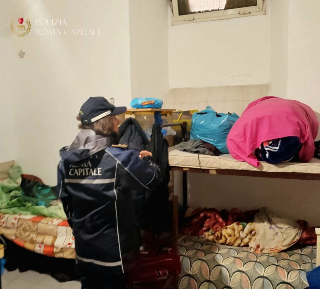 Dormivano in 21 dentro 30 metri quadrati