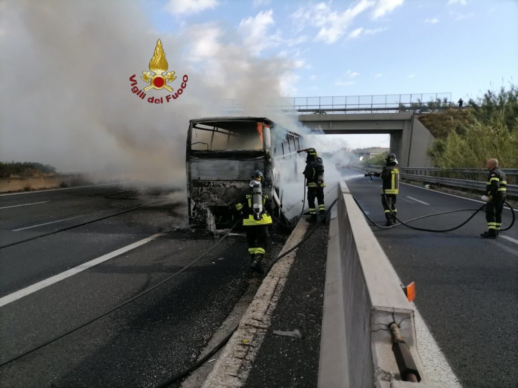 Roma, Incendio sul Raccordo. Traffico paralizzato
