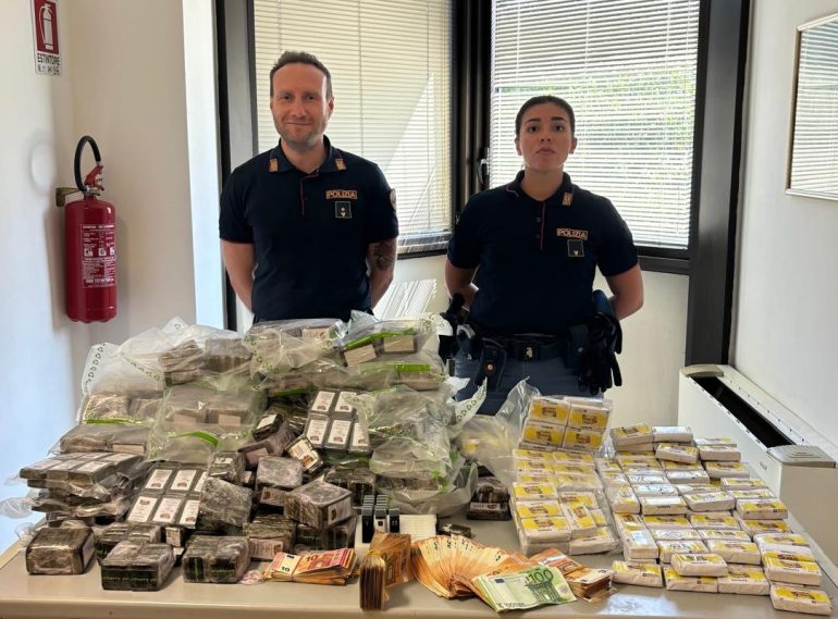 La Polizia di Fidene arresta 5 persone a Morena. Trovati quasi 1000 panetti