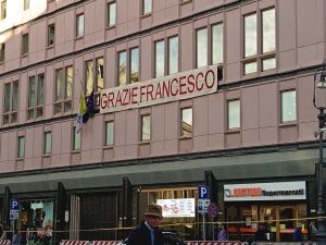 A Roma spunta uno striscione per Papa Francesco