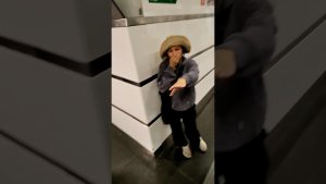 Borseggiatrici camuffate nella metro di Roma: la verità nascosta tra i turisti #metro #roma VIDEO