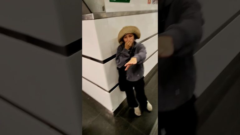 Borseggiatrici camuffate nella metro di Roma: la verità nascosta tra i turisti #metro #roma VIDEO