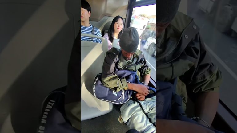 Ragazzo completamente ubriaco si sdraia sui sedili di un bus e rischia di finire in coma etilico VIDEO