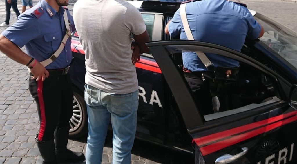 Barbiere accoltellato con le forbici. Panico a Centocelle
